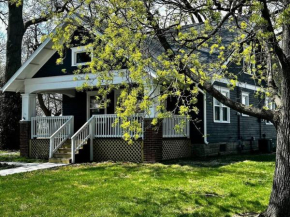 Mrs. Hughes Cottage - 2 bedroom House w/ parking